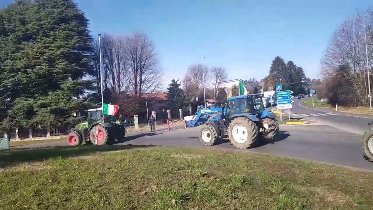 A LOMAZZO LA PROTESTA DEGLI AGRICOLTORI CON I LORO TRATTORI