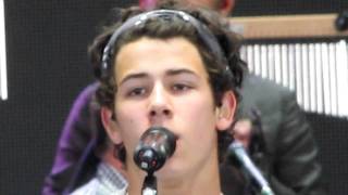 Just Friends - Jonas Brothers - Soundcheck (Hartford) - Nick messes up words