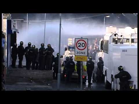 Nordirland - provokante Protestanten marschieren