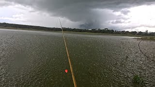 Tempestade mais Pescaria de corvinas na varinha telescópio Rio thomaizao garanti o frito