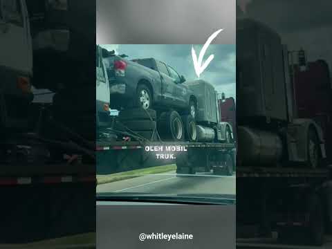 Truk mengangkut truk dan diangkut truk