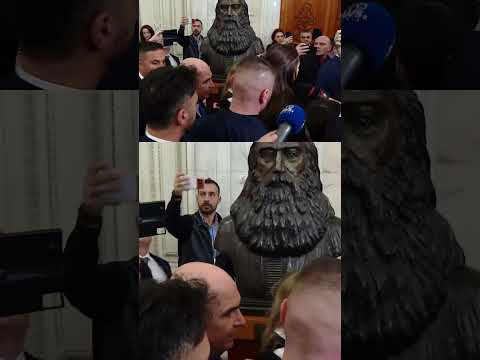 Sindicaliștii l-au huiduit pe Bolojan la Parlament