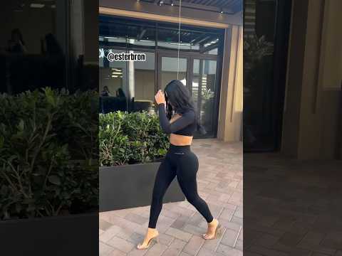 Estilo de caminhada com look preto e salto alto #model #lookfashion