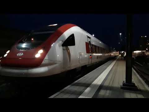 Bahnverkehr am Bahnhof Grenchen Süd am Abend.