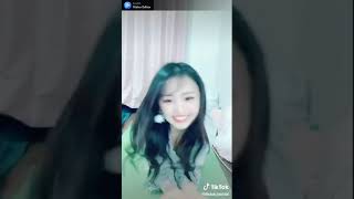 《エロTikTok》『巨乳』美少女の谷間が見れるチャレンジ