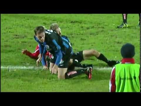 Toni Kallio taklaa Jaron Aaltoa