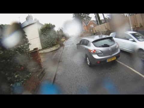 OU59FSV - Close Pass Into Oncoming Traffic