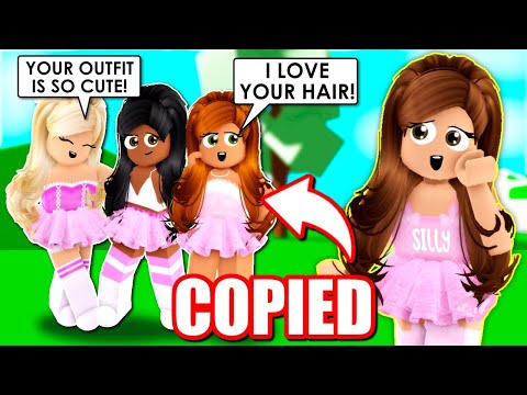 COPYING POPULAR GIRLS So I Become Popular (Roblox)
