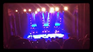 Haim @FoxTheaterOakland performing &quot;That Don&#39;t Impress Me Much&quot; Shania Twain cover 9.7.17