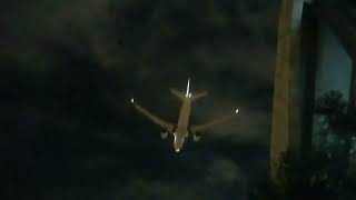 夜空裡ㄧ架一架的 ✈ 飛越頭頂 開始有點冷風吹來 … 嗚 會冷呀🚶小運動暖身啦🏃