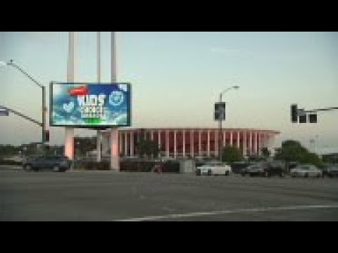 Stars arrive at the 2016 Nickelodeon Kids' Choice Awards