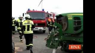preview picture of video 'Lkw kollidiert mit Trecker: Unfall zwischen Vasbeck und Gembeck'