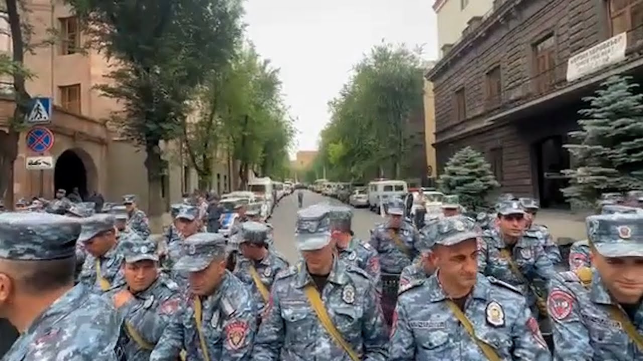 Շղթան բացում, գաղտագողի դուրս են թողնում կառավարության անդամներին