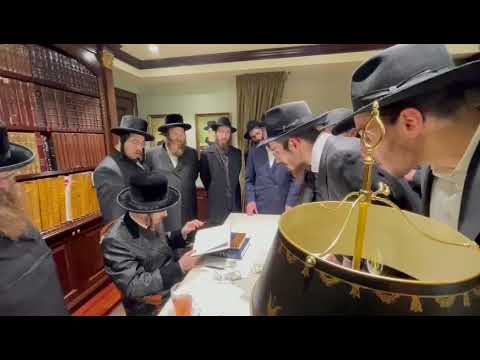 Sadigura Rebbe Receiving a sefer with chassidus shiurim of R Yoel Kahn z"l from a chabad delegation.