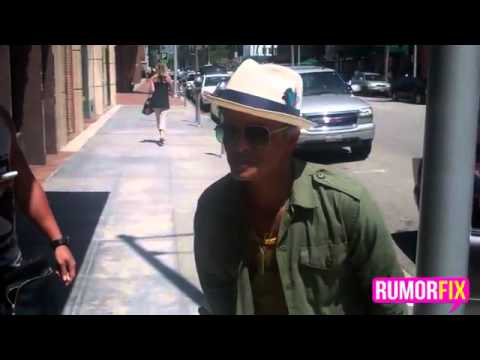 Bruno Mars talking to the paparazzi after he leaves the doctors.flv