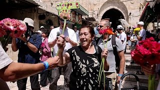 Friedensaktivisten schützen Palästinenser beim Flaggenmarsch in Jerusalem
