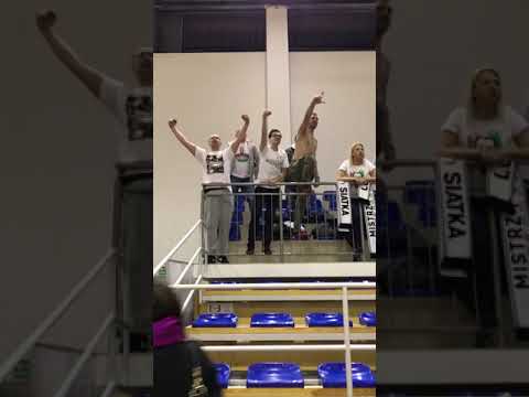 Cieszynka siatkarzy po wygranym meczu z KS Metro Warszawa