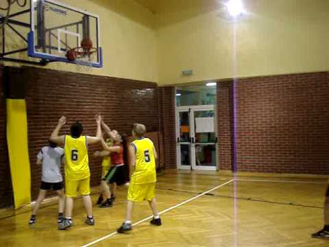 Basketmania - Adrian trafia...faulowany