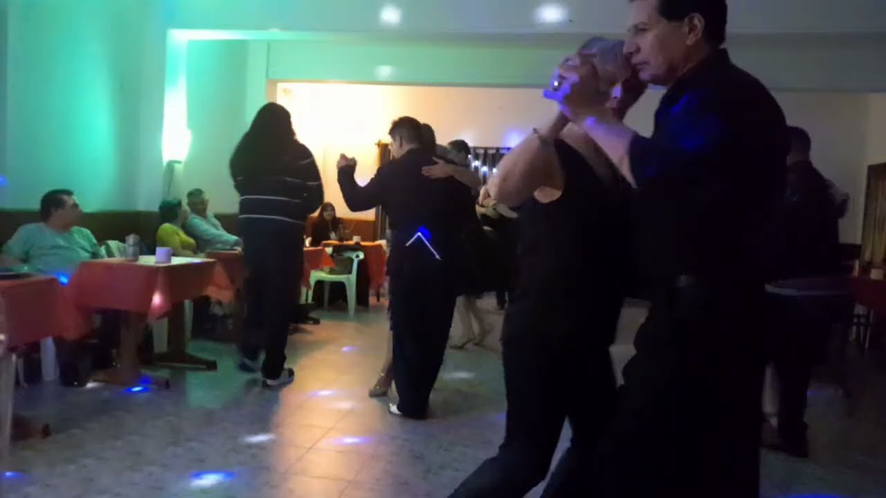 Di Sarli/Podesta "Rosas de Otoño" 24/06/23 TDJ Aldo Orrego en "YUYO BRUJO" Ushuaia 🇦🇷