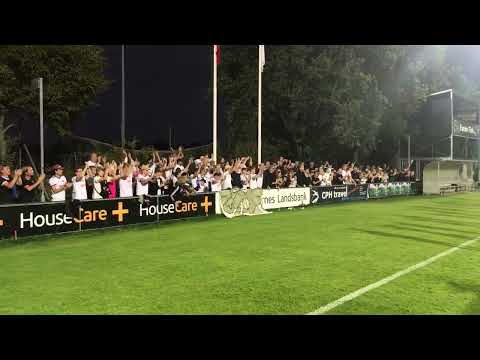 B.93 TV: Sang og jubel med de fremmødte fans i Brønshøj