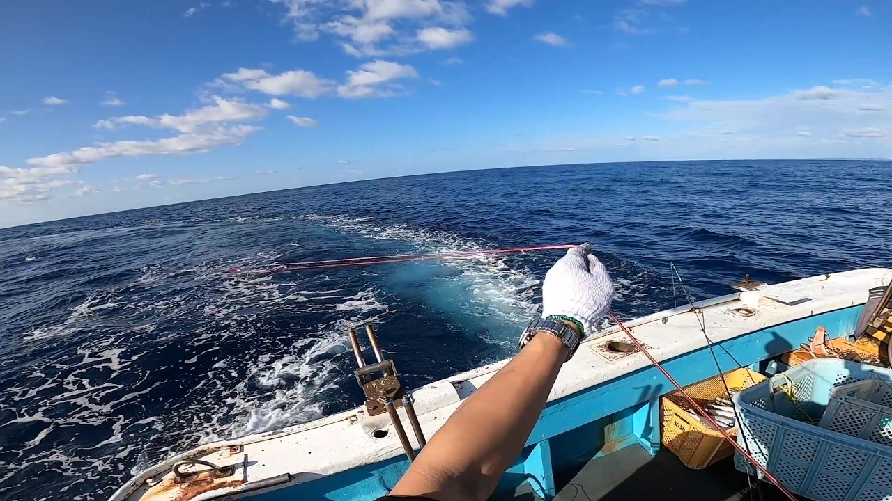 【入れ食い】船の後ろから特殊な仕掛けを引っ張ったらカツオとマグロが大漁に釣れた！