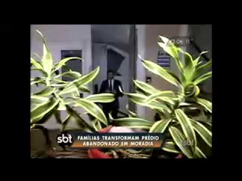 Famílias transformam prédio abandonado em moradia