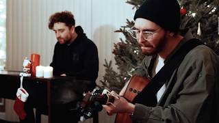 Speak Low If You Speak Love toca Enough acústica