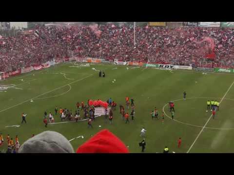 "Emotivo recibimiento de hinchas y jugadores." Barra: La Banda del Camion &bull; Club: San Martín de Tucumán