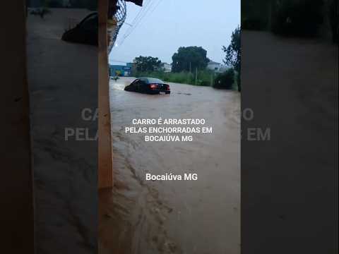Carro é arrastado pela água da forte chuva que caiu no final destá tarde de sexta-feira em Bocaiuva
