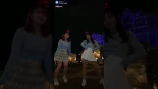 右の子が気にしなさすぎwww