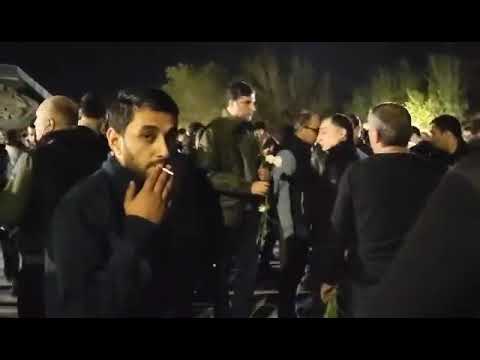 Զոհերի հարազատներն ու ընդդիմադիրները Եռաբլուրում են