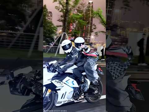 Chica motociclista guapa y elegante