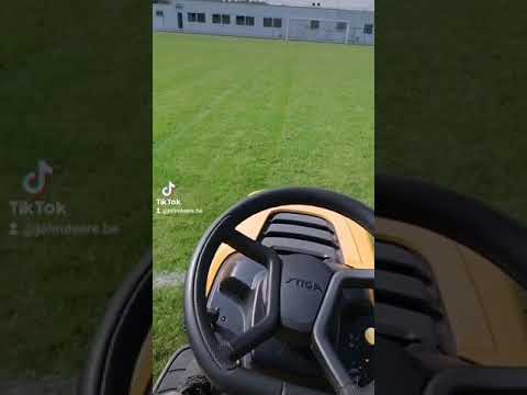 grasmaaien op het voetbalplein in Vlierzele