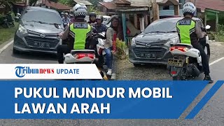 Viral Polisi Pukul Mundur Mobil yang Nekat Lawan Arah saat Macet, Tak Berkutik Dengar Strobo