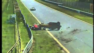 preview picture of video 'Graeme Holmes flips his F3 at Sandown'