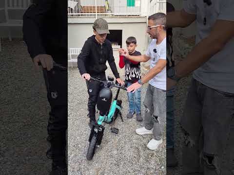 Tommy e Gabry rubano la bicicletta elettrica di loro Padre, Gabry ha un piano in mente