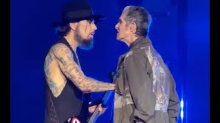 Perry Farrell ATTACKS Dave Navarro During Jane&#39;s Addiction Show - Ending Concert