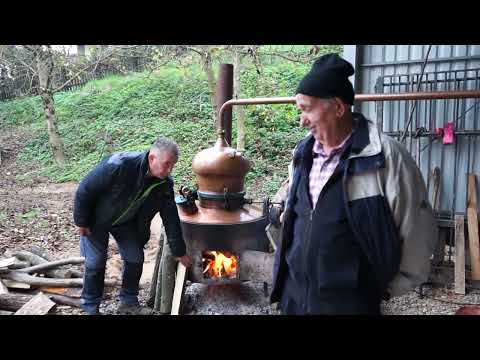 Rakija teče iz tri kazana-kotla! Pečenje rakije na selu.