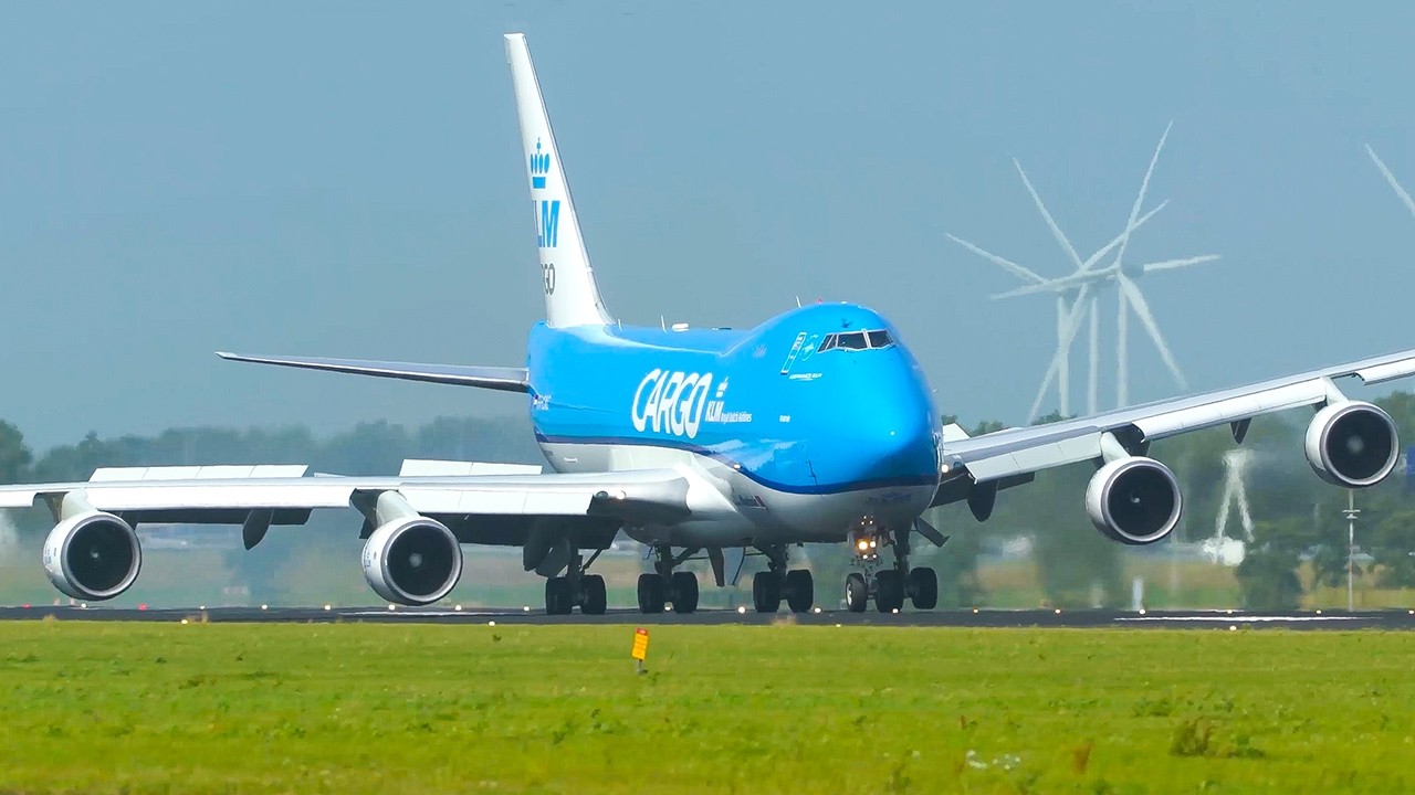 BOEING 747 ENGINE almost TOUCHES THE GROUND after CROSSWIND Landing - B747 Only (4K)