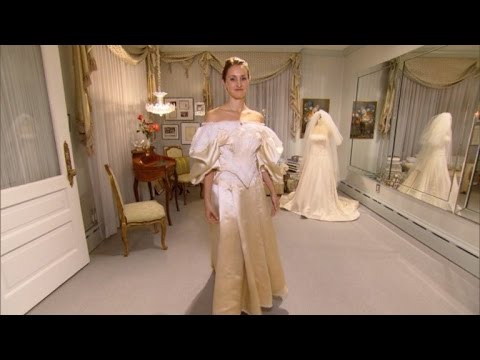Watch Bride Say 'I Do' Wearing Family's 120-Year-Old...