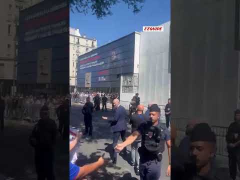 🇫🇷 Le bain de foule de Zinedine Zidane après sa première conférence de presse #football #france
