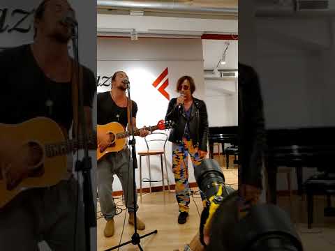 Enrico nigiotti e Gianna Nannini complici live @ Feltrinelli Napoli 16 09 2018