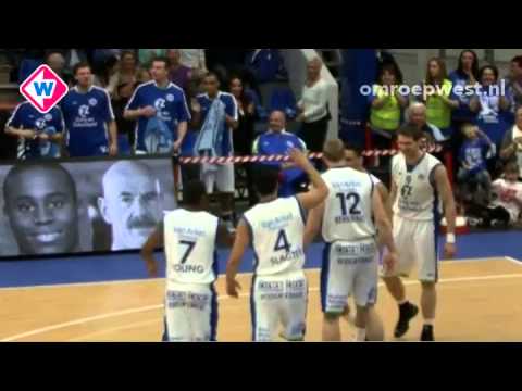 Basketballer Worthy de Jong (ZZ Leiden) scoort achter de basket tegen Gasterra Flames Groningen