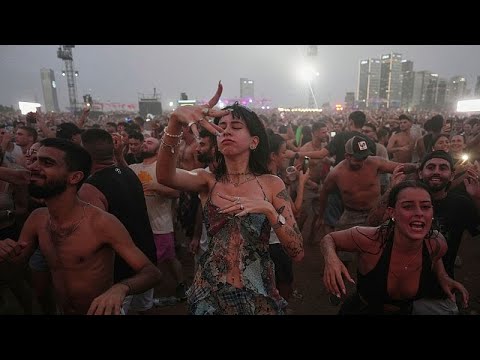 Video Thumbnail: Überlebende gedenken der Opfer des Hamas-Angriffs beim Nova Festival