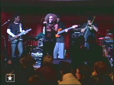 Paula Lima canta "Meu guarda-chuva" no MPB Café Eldorado