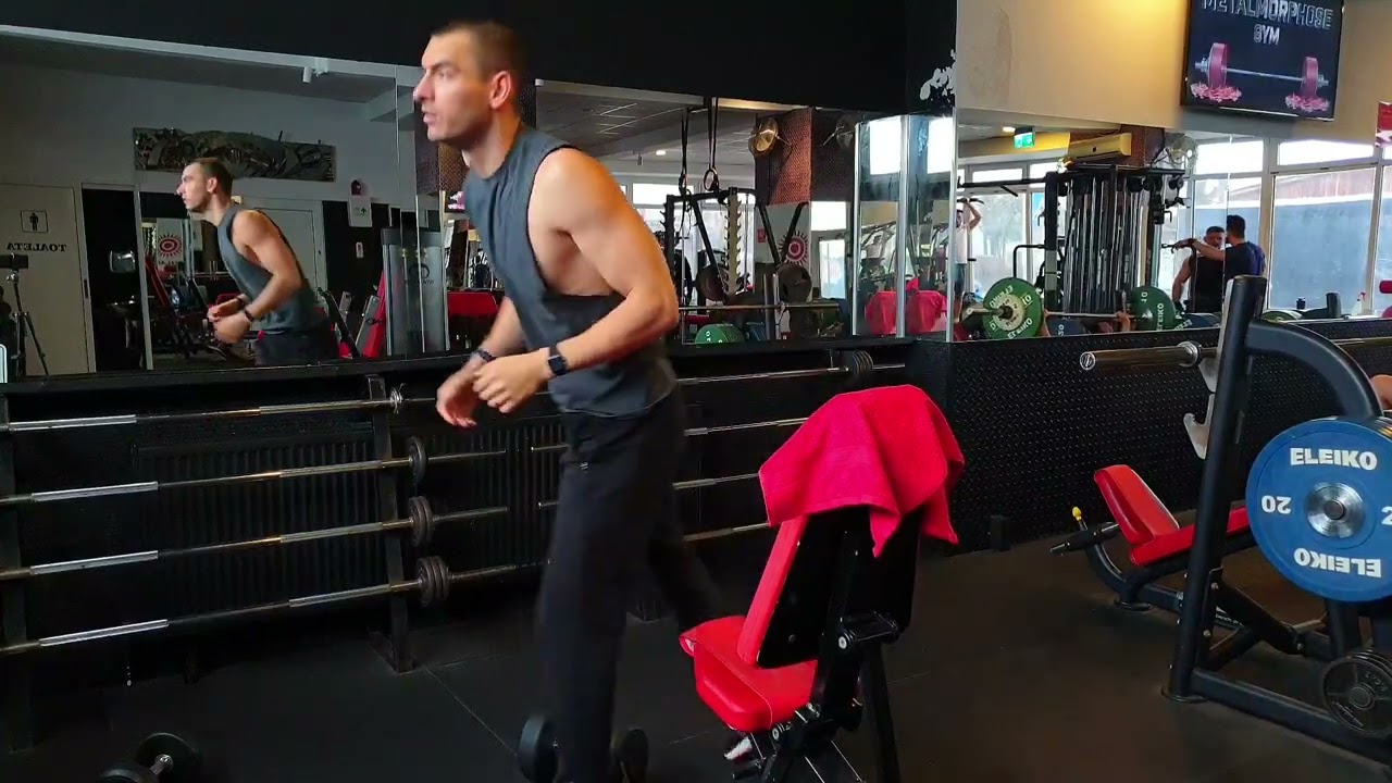 Extensii deasupra capului pentru triceps, din așezat, cu o ganteră