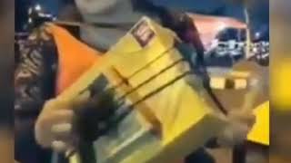 Download lagu Viral Pengamen Banci Lucu... Pamer Bojo.. klengerr mp3