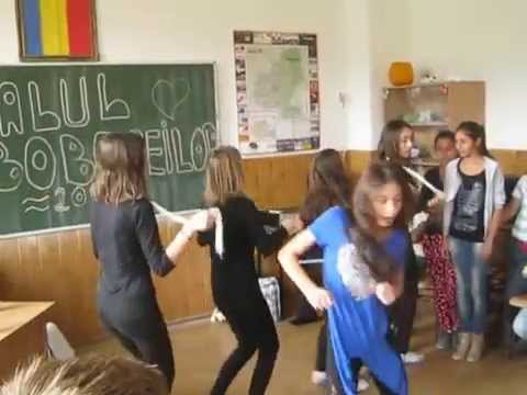 02 - Balul Boboceilor - Scoala Sanmartinu de Campie - octombrie 2014 MVI 1045