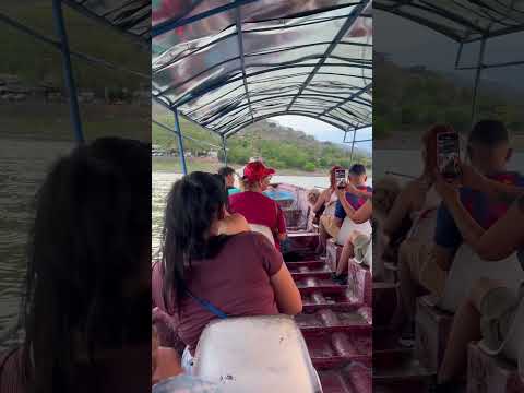 Viajando en lancha del restaurante flotante en Santa Cruz, San Luis del Carmen, Chalatenango