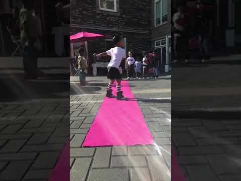 ZUSJES WOUTER LOPEN MEE IN MODESHOW VAN RUNWAYKIDS.COM ! KIDS FASHIONSHOW